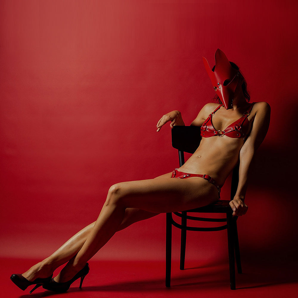 Жінка в червоній шкіряній білизні з маскою Лисиці
